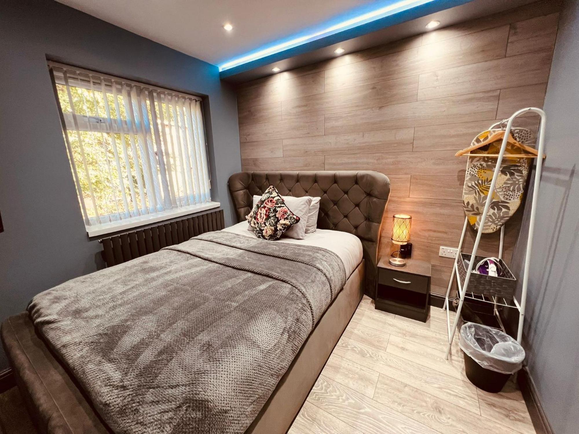 Modern Suites -5 Bedroom House- With Free Parking Birmingham City Екстер'єр фото