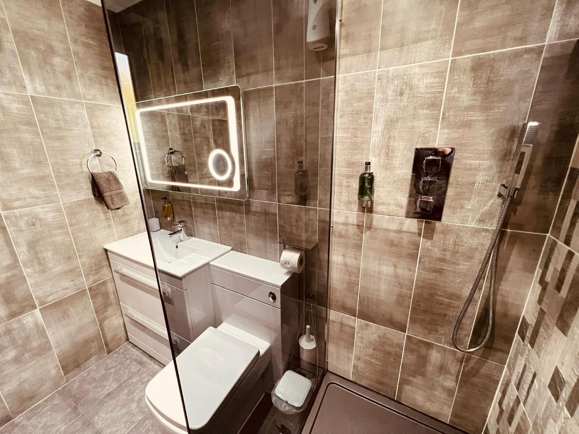 Modern Suites -5 Bedroom House- With Free Parking Birmingham City Екстер'єр фото