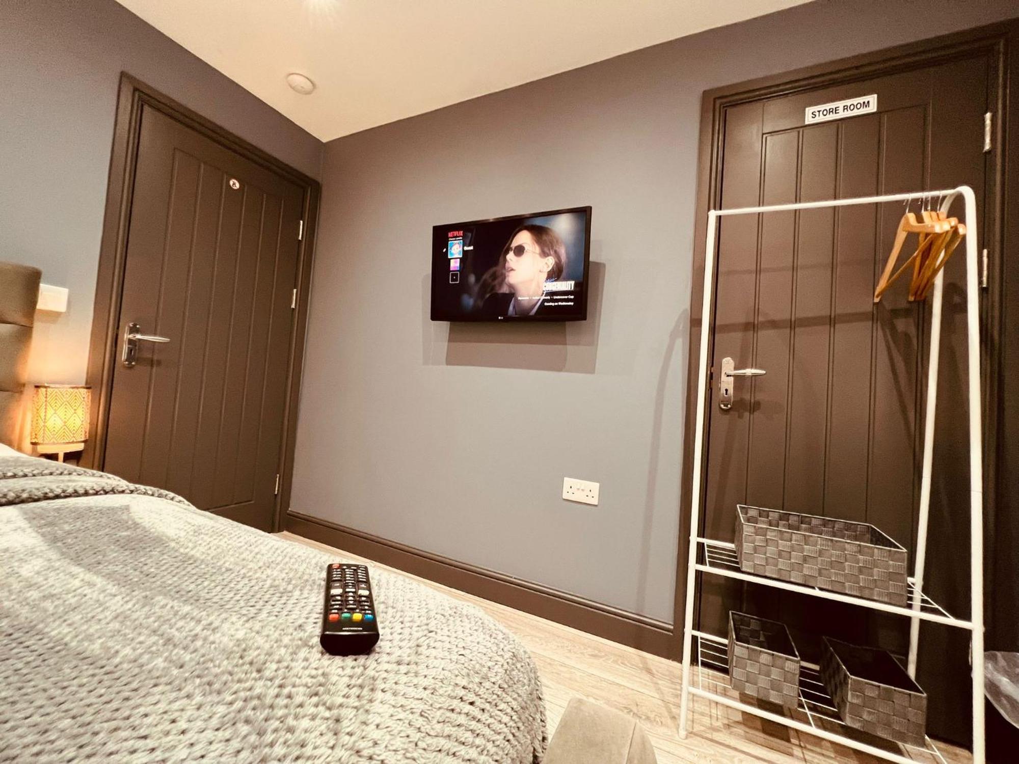 Modern Suites -5 Bedroom House- With Free Parking Birmingham City Екстер'єр фото