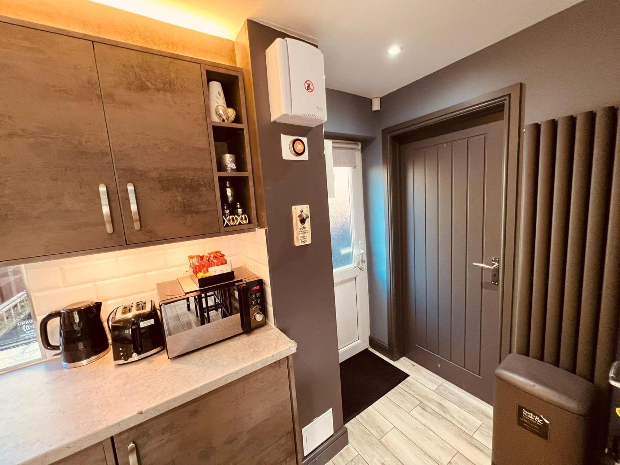 Modern Suites -5 Bedroom House- With Free Parking Birmingham City Екстер'єр фото