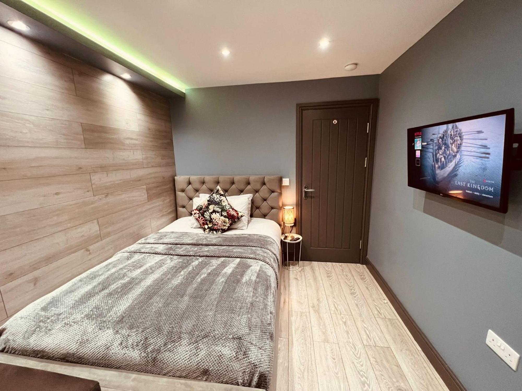 Modern Suites -5 Bedroom House- With Free Parking Birmingham City Екстер'єр фото
