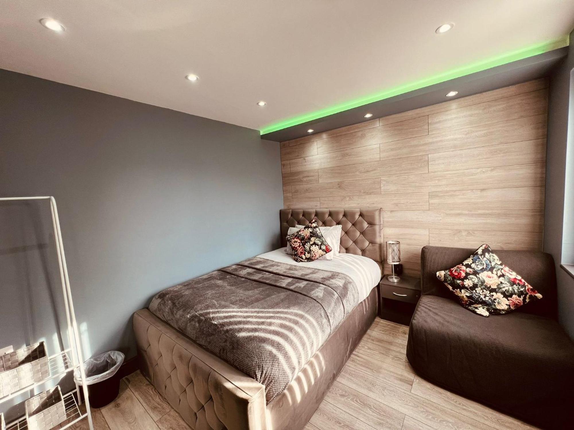 Modern Suites -5 Bedroom House- With Free Parking Birmingham City Екстер'єр фото