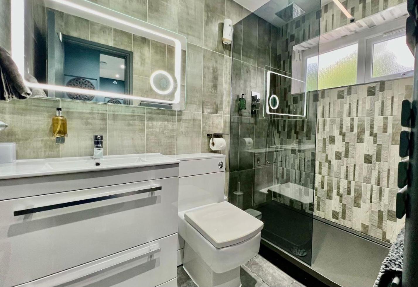 Modern Suites -5 Bedroom House- With Free Parking Birmingham City Екстер'єр фото