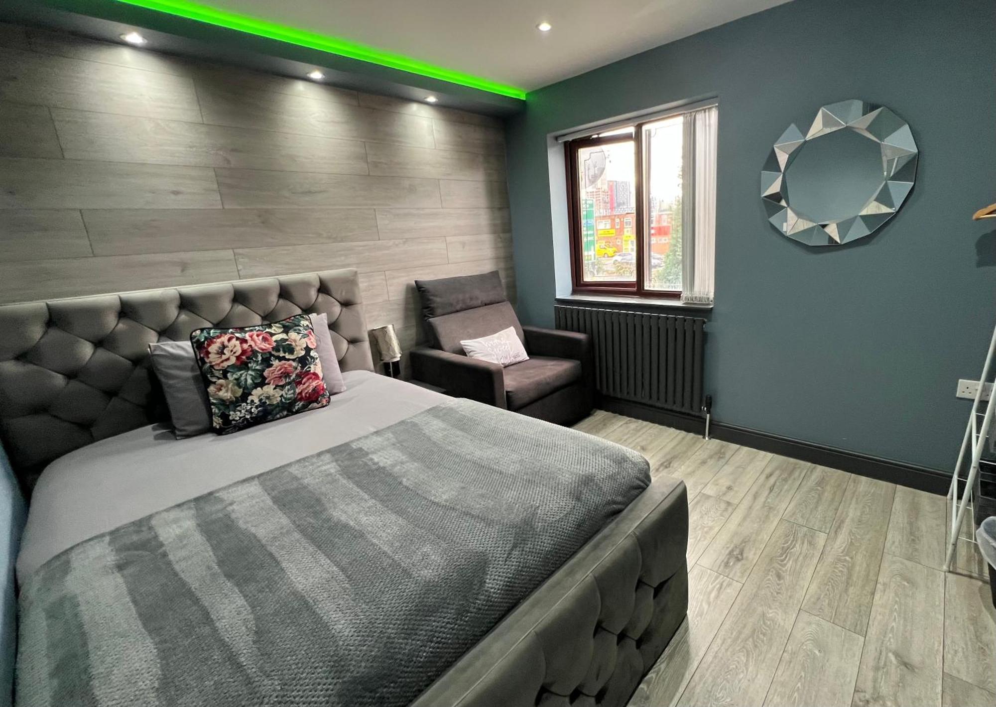 Modern Suites -5 Bedroom House- With Free Parking Birmingham City Екстер'єр фото